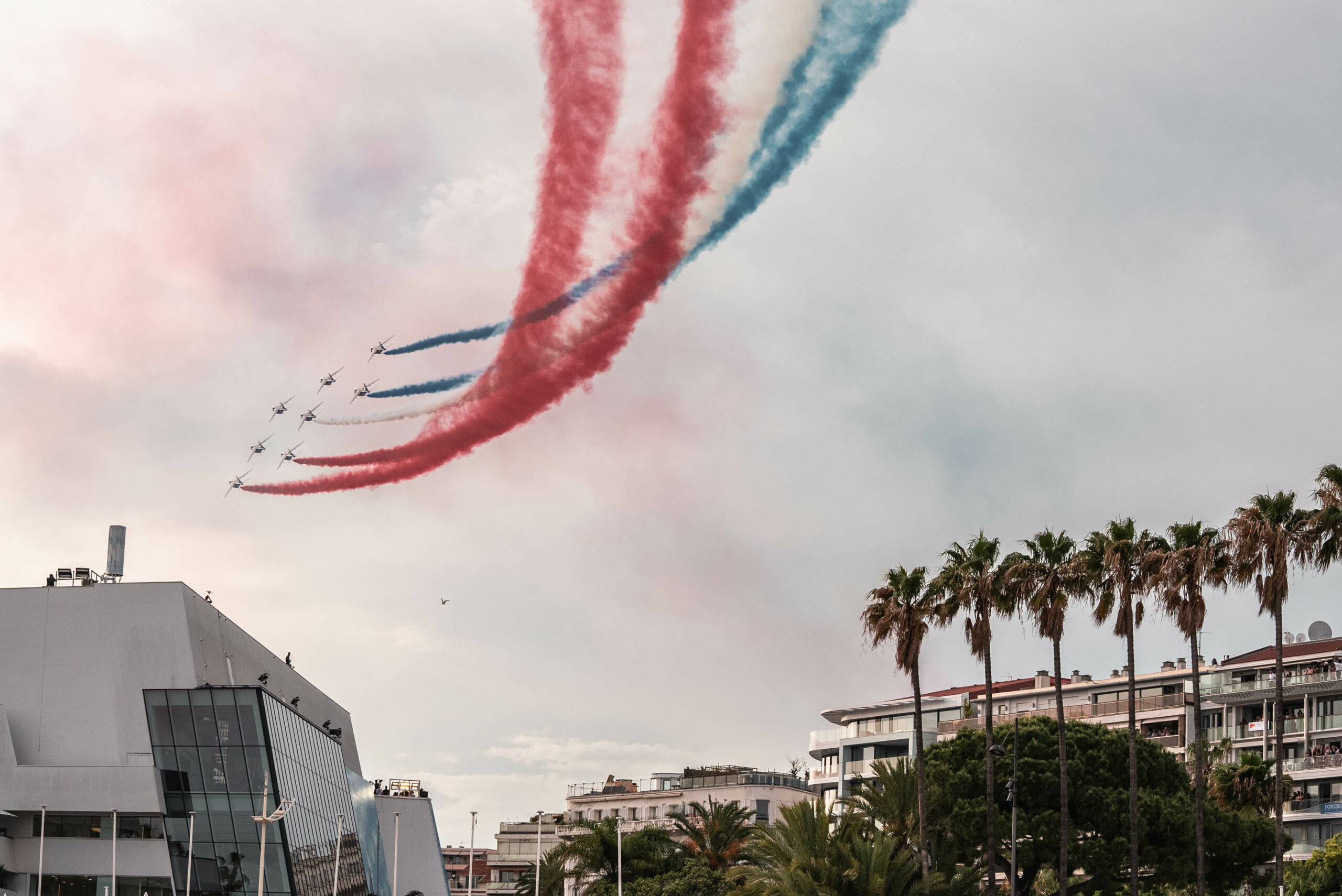 Patrouille de France qui survole les marches du Festivals de Cannes 2022