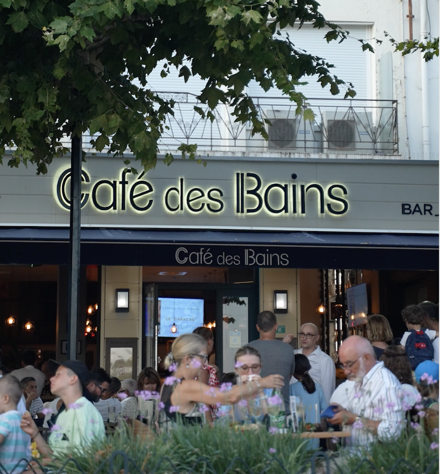 Devanture du Café des Bains à Saint-Raphael