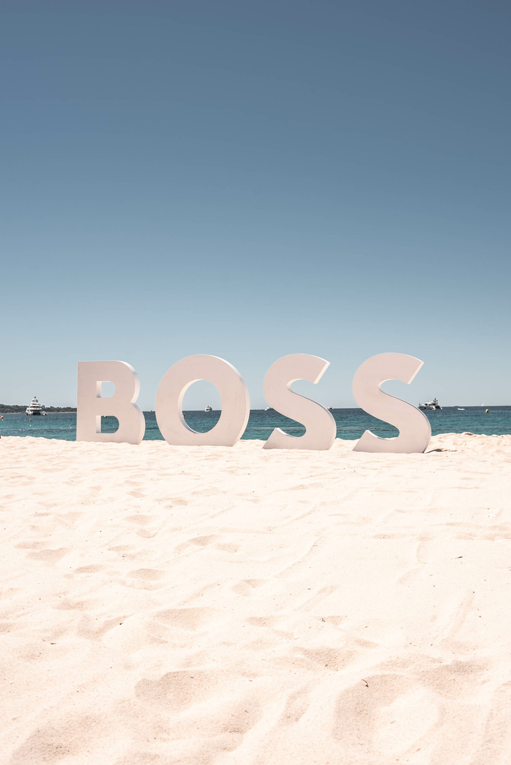 Lettres BOSS sur la plage du palais Stéphanie à Cannes