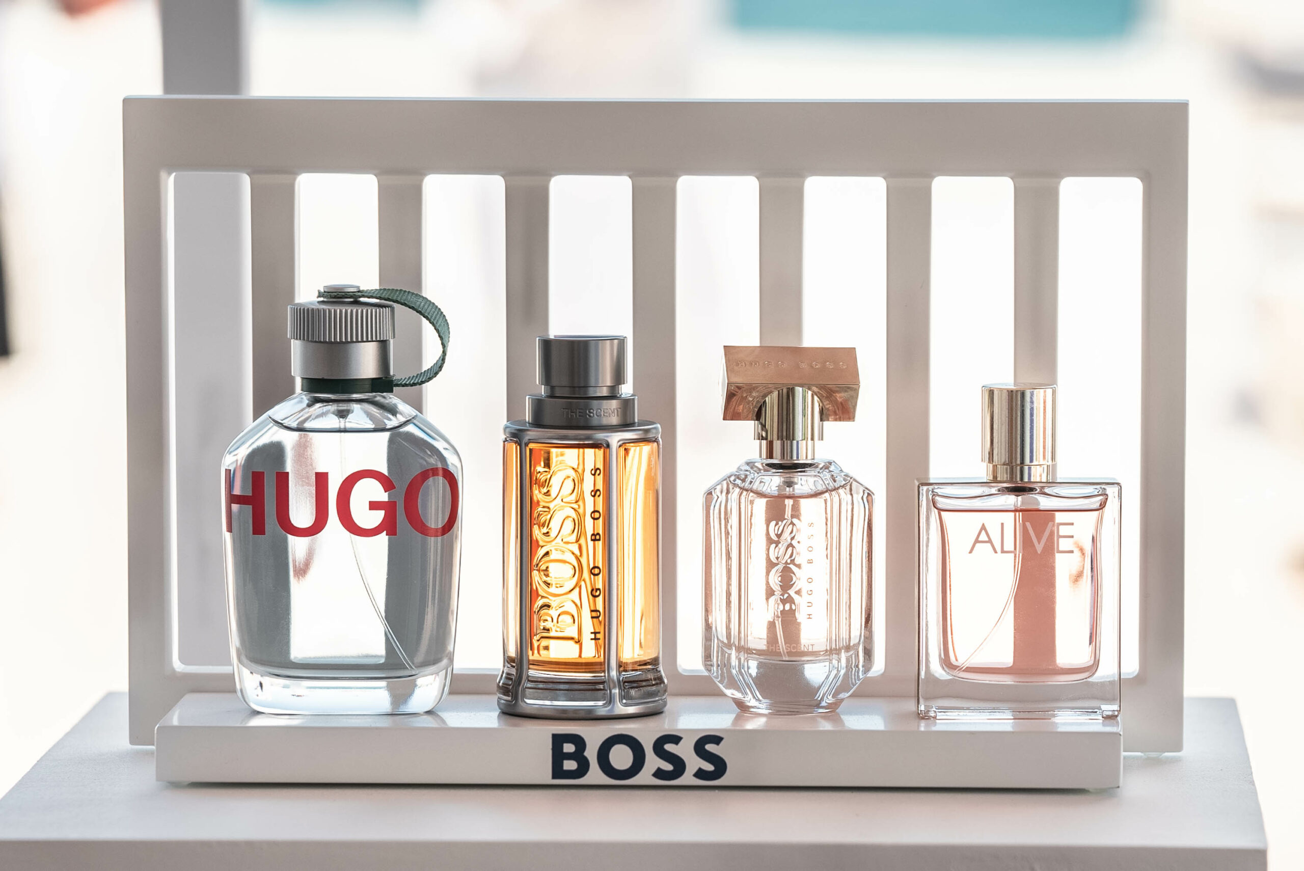 Présentoirs des parfums de la marque Boss