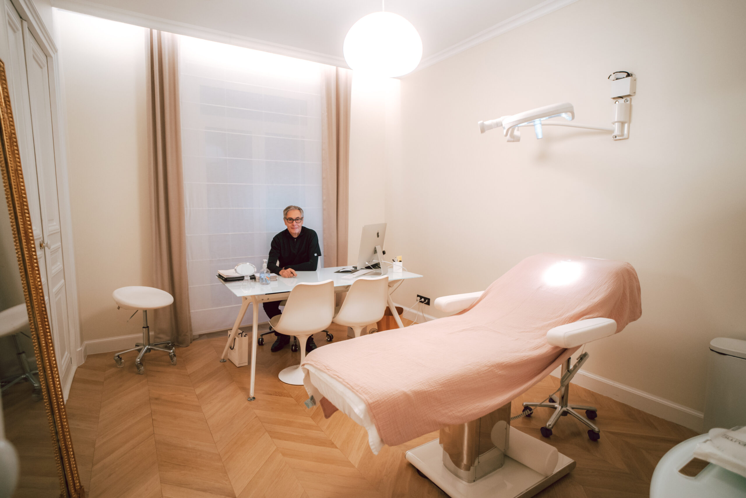 Personnel dans les locaux du salon de médecine esthétique Skincare Agency à Paris